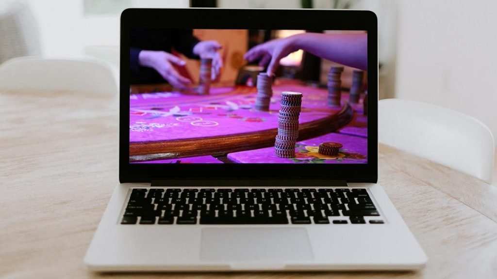 Exploring the Odds: Contrasting the World of Land-Based Casinos and Online Gambling